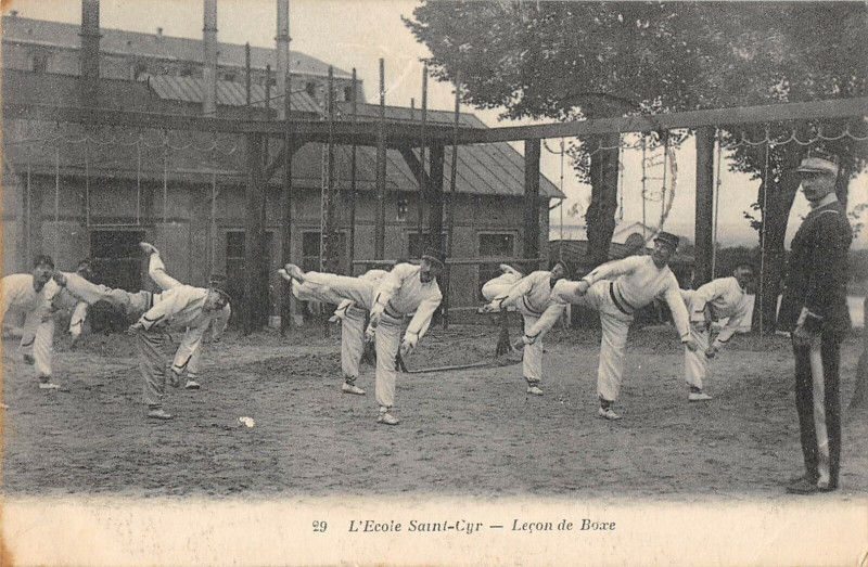 Carte postale ancienne L'Ecole De Saint Cyr Lecon De Boxe