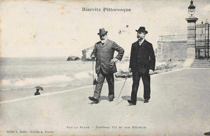 Carte postale ancienne Biarritz Sur La Plage Edouard Vii Et Son Medecin à Biarritz