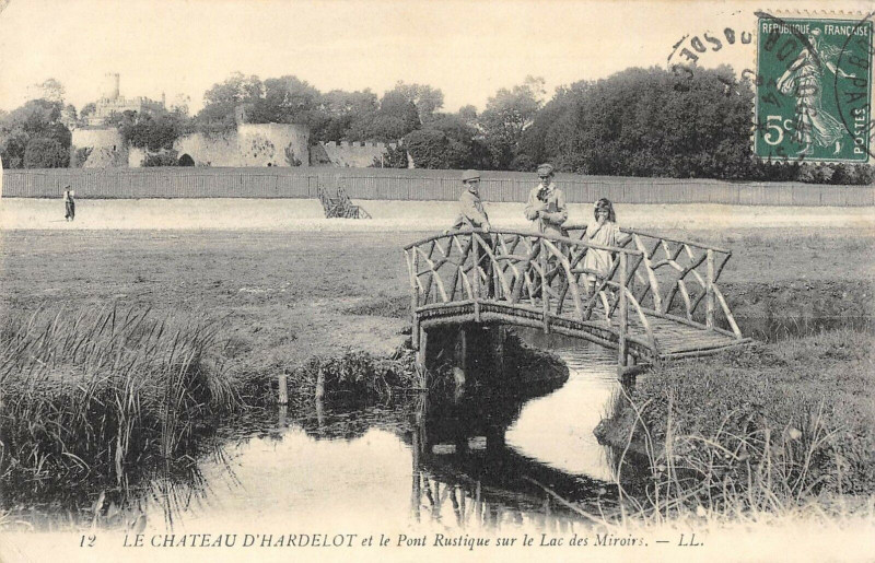 Carte postale ancienne Le Chateau D'Hardelot Et Pont Rustique Sur Le Lac Des Miroirs