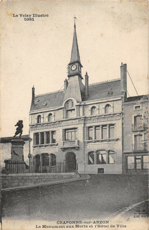 Carte postale ancienne Craponne Sur Arzon Le Monument Aux Morts Hotel De Ville à Craponne-sur-Arzon