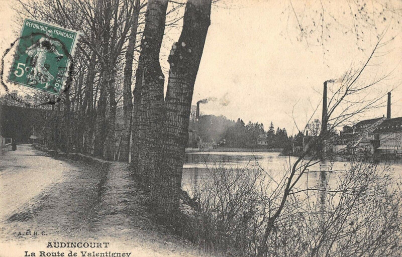 Carte postale ancienne Audincourt La Route De Valentigney à Audincourt