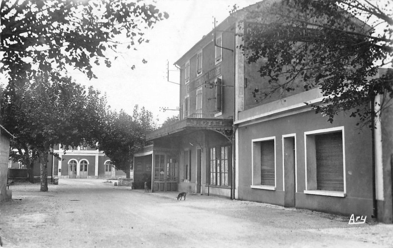 Carte postale ancienne Donzeres Avenue De La Gare