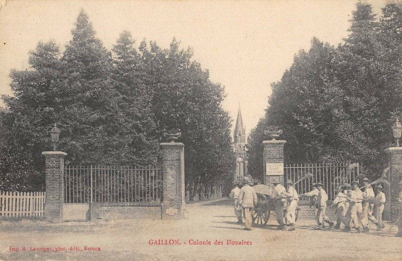 Carte postale ancienne Gaillon Colonie Des Douaires à Gaillon