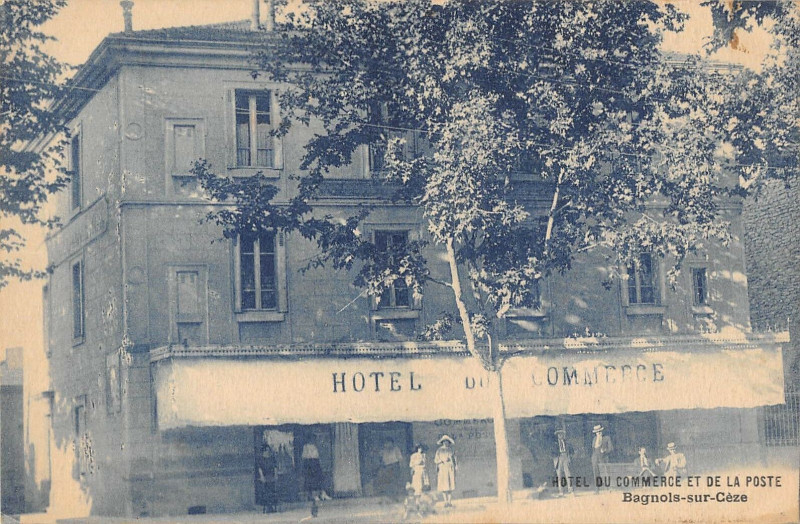 Carte postale ancienne Bagnols Sur Ceze Hotel Du Commerce Et De La Poste