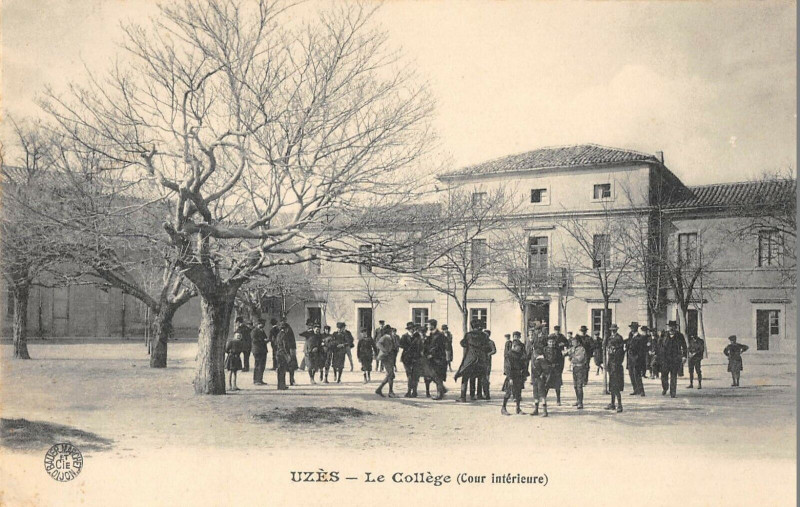 Carte postale ancienne Uzes Le College Cour Interieure à Uzès