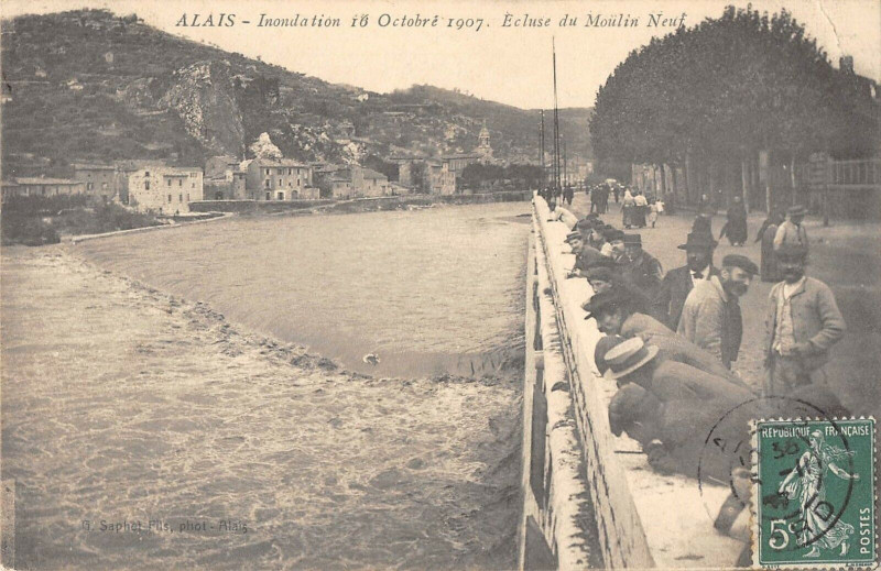 Carte postale ancienne Alais Inondation 1907 Ecluse Du Moulin Neuf