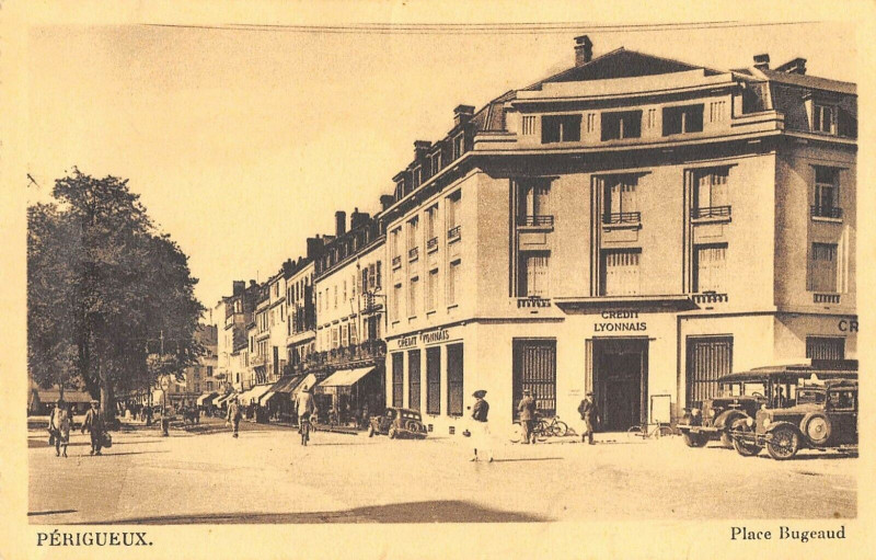 Carte postale ancienne Perigueux Place Bugeaud à Périgueux