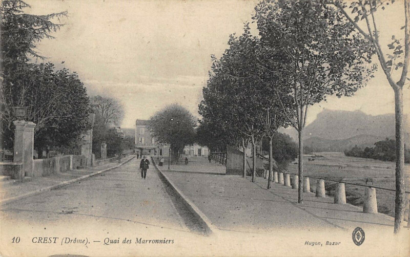 Carte postale ancienne Crest Quai Des Marronniers à Crest