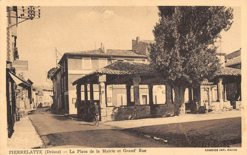 Carte postale ancienne Pierrelatte La Place De La Mairie Grand Rue à Pierrelatte