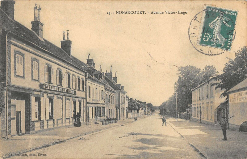 Carte postale ancienne Nonancourt Avenue Victor Hugo à Nonancourt