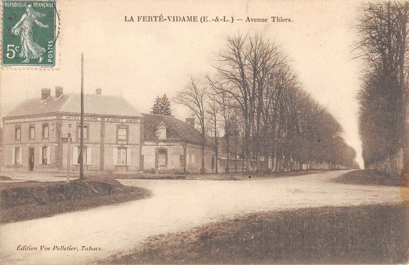 Carte postale ancienne La Ferte Vidame Avenue Thiers