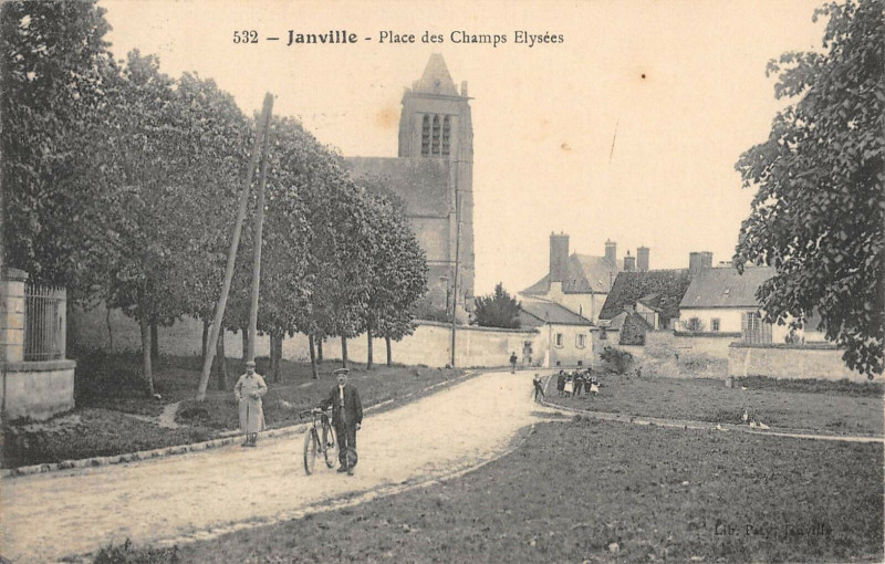 Carte postale ancienne Janville Place Des Champs Elysees
