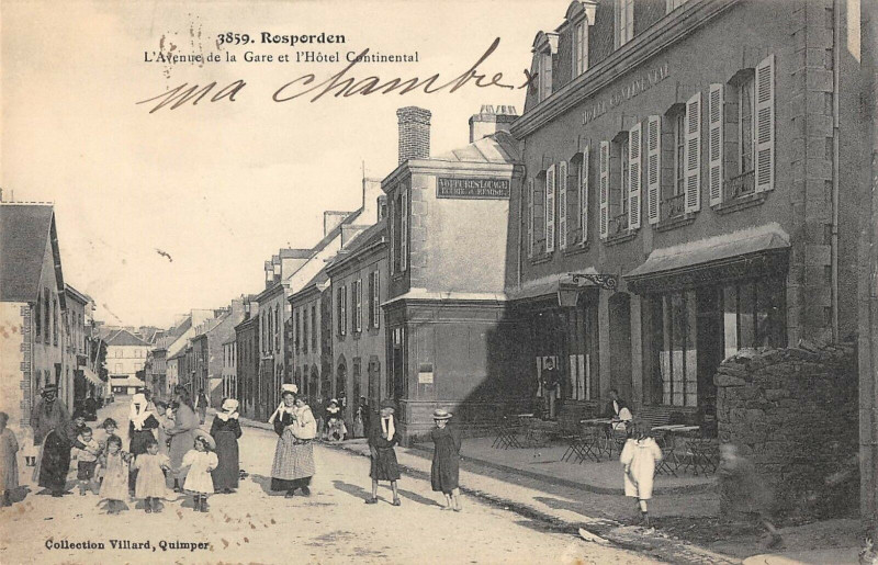 Carte postale ancienne Rosporden L'Avenue De La Gare Et Hotel Continental à Rosporden