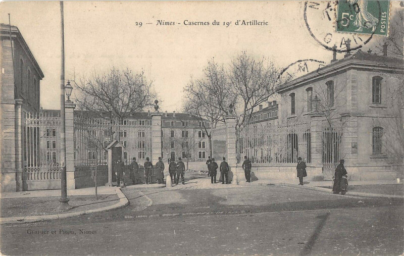 Carte postale ancienne Nimes Caserne Du 19e D'Artillerie à Nîmes