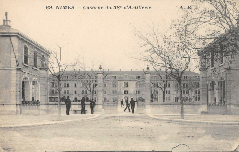 Carte postale ancienne Nimes Caserne Du 38e D'Artillerie à Nîmes