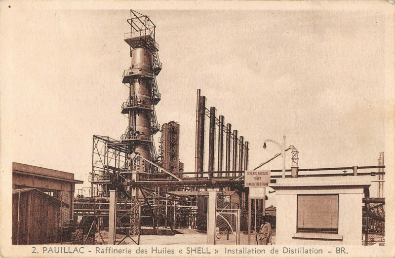 Carte postale ancienne Pauillac Raffinerie Des Huiles Shell Installation De Distillation à Pauillac