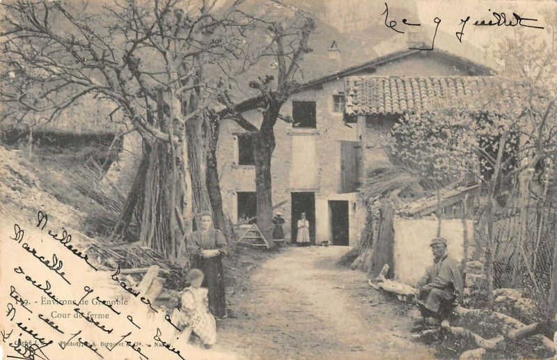 Carte postale ancienne Environs De Grenoble Cour De Ferme à Grenoble