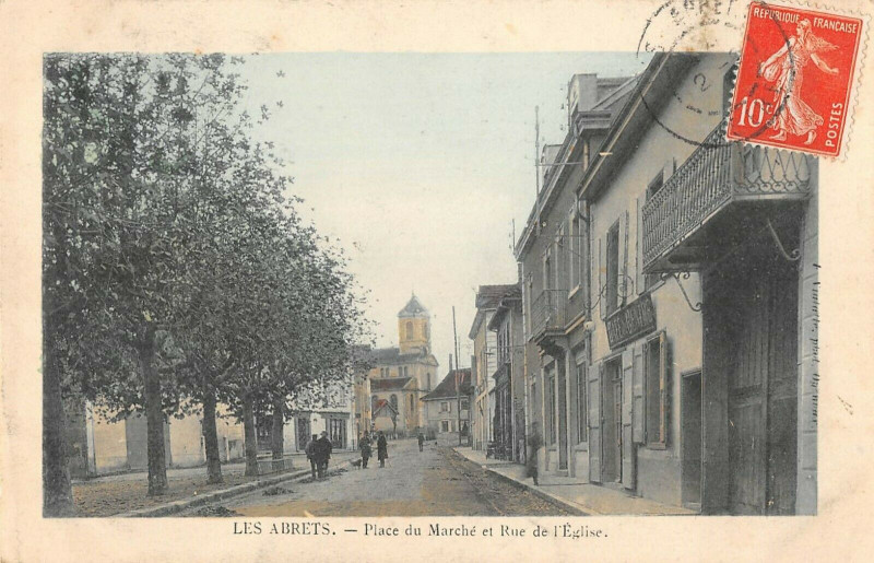 Carte postale ancienne Les Abrets Place Du Marche Et Rue De L'Eglise