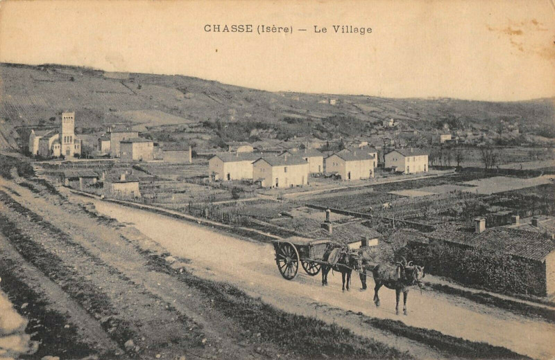 Carte postale ancienne Chasse Le Village Isere