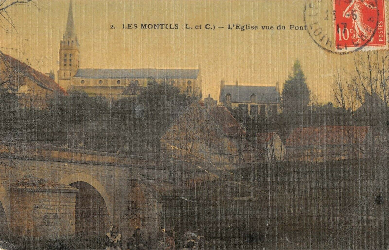 Carte postale ancienne Les Montils L'Eglise Vue Du Pont (cpa toilée aux Montils
