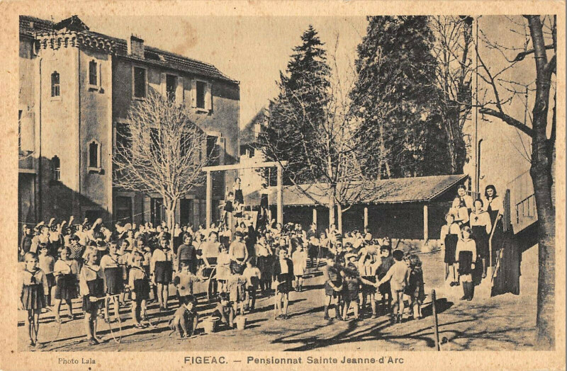Carte postale ancienne Figeac Pensionnat Sainte Jeanne D'Arc à Figeac