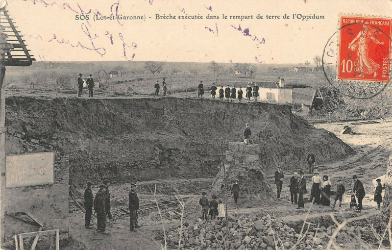Carte postale ancienne Sos Breche Executee Dans Le Rempart De Terre De L'Oppidum à Sos