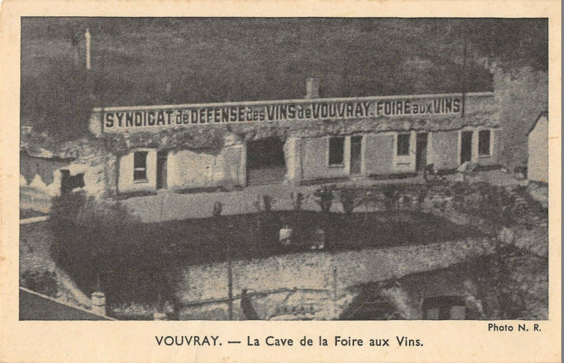 Carte postale ancienne Vouvray La Cave De La Foire Aux Vins à Vouvray