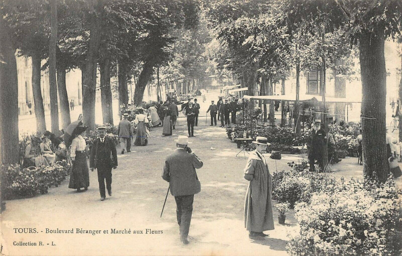 Carte postale ancienne Tours Boulevard Beranger Et Marche Aux Fleurs à Tours
