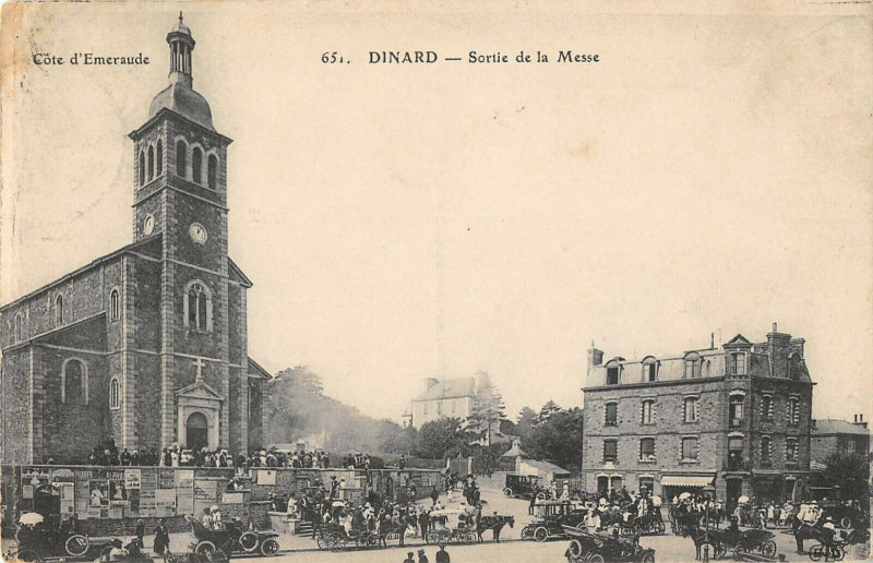 Carte postale ancienne Dinard Sortie De La Messe à Dinard