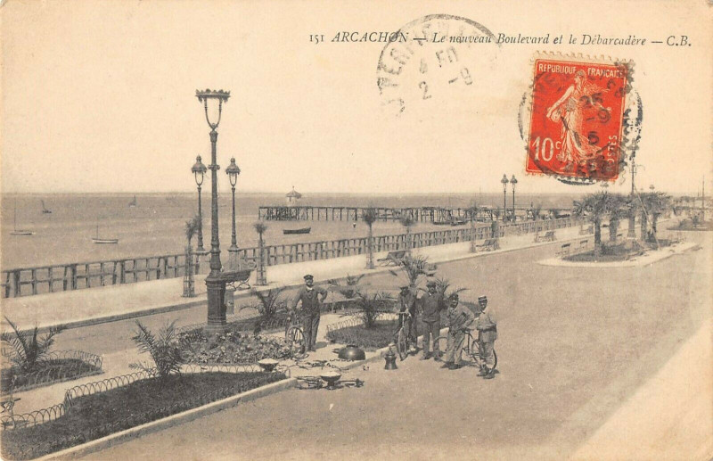 Carte postale ancienne Arcachon Le Nouveau Boulevard Et Le Debarcadere à Arcachon