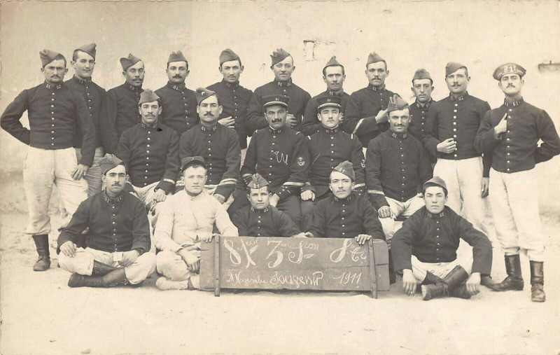 Carte postale ancienne Carte Photo Groupe De Militaires Au Camp De Souges