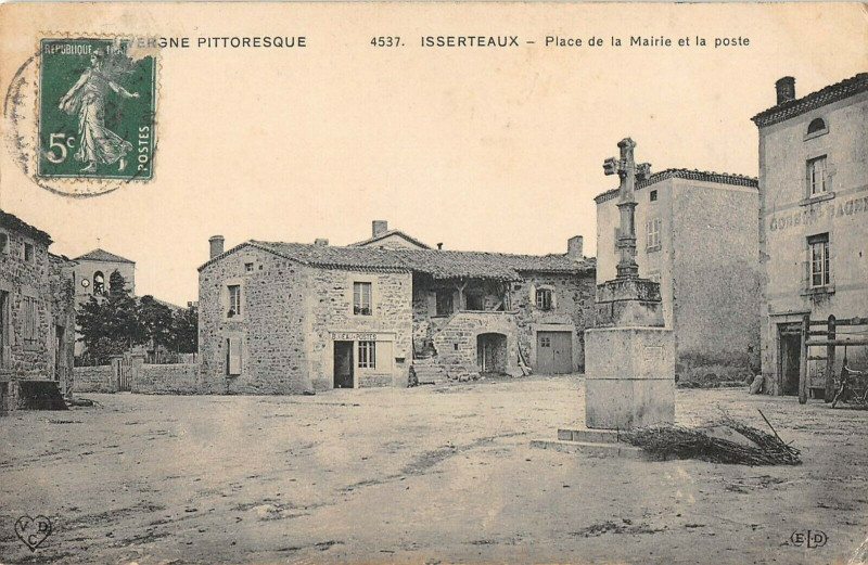 Carte postale ancienne Isserteaux Place De La Mairie Et Poste à Isserteaux