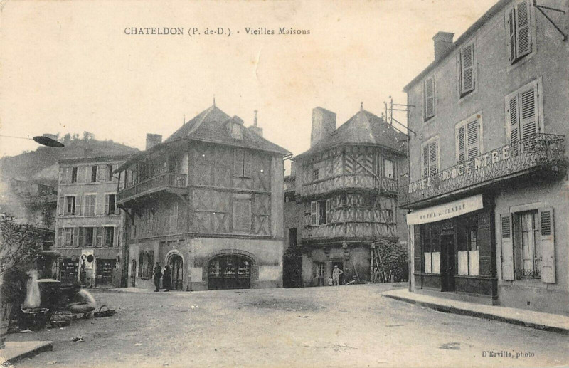 Carte postale ancienne Chateldon Vieilles Maisons à Châteldon