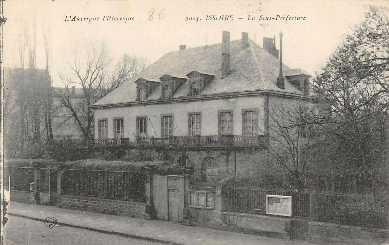 Carte postale ancienne Issoire La Sous Prefecture à Issoire