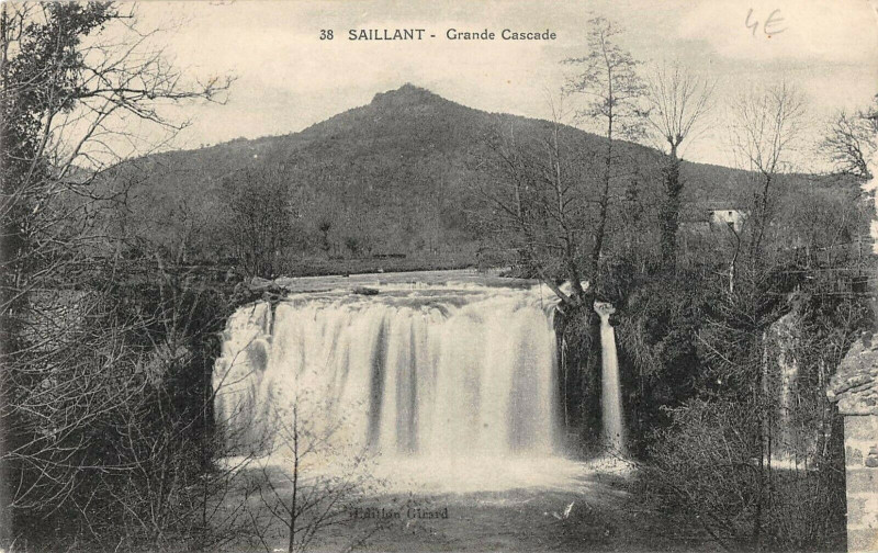 Carte postale ancienne Saillant Grande Cascade à Saillant