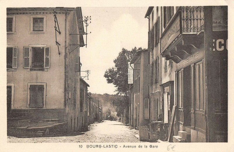 Carte postale ancienne Bourg Lastic Avenue De La Gare à Lastic