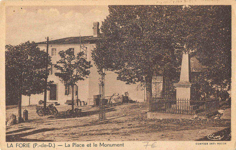 Carte postale ancienne La Forie La Place Et Monument à La Forie