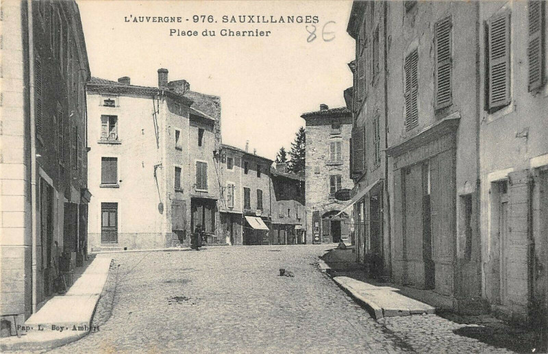 Carte postale ancienne Sauxillanges Place Du Charnier à Sauxillanges