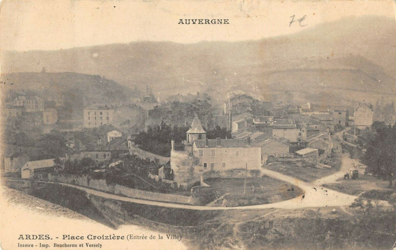 Carte postale ancienne Ardes Place Croiziere Entree Ville à Ardes
