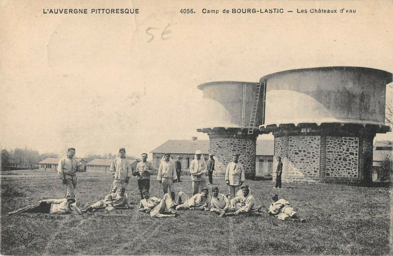 Carte postale ancienne Camp De Bourg Lastic Les Chateaux D'Eau à Lastic