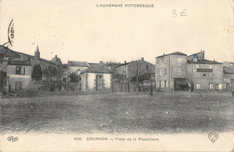 Carte postale ancienne Cournon Place De La Republique