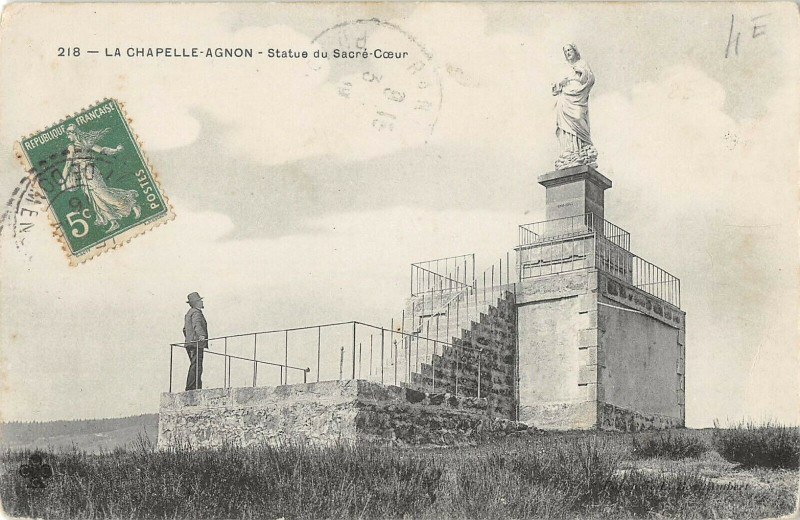 Carte postale ancienne Chapelle Agnon Statue Du Sacre Coeur