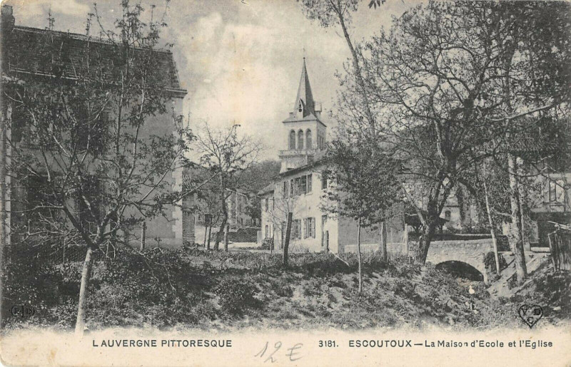 Carte postale ancienne Escoutoux Maison D'Ecole Et Eglise à Escoutoux
