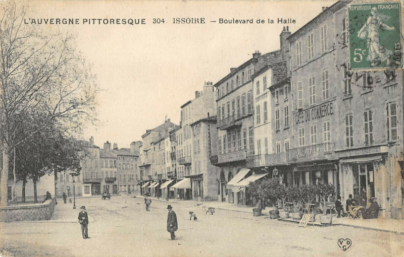 Carte postale ancienne Issoire Boulevard De La Halle à Issoire