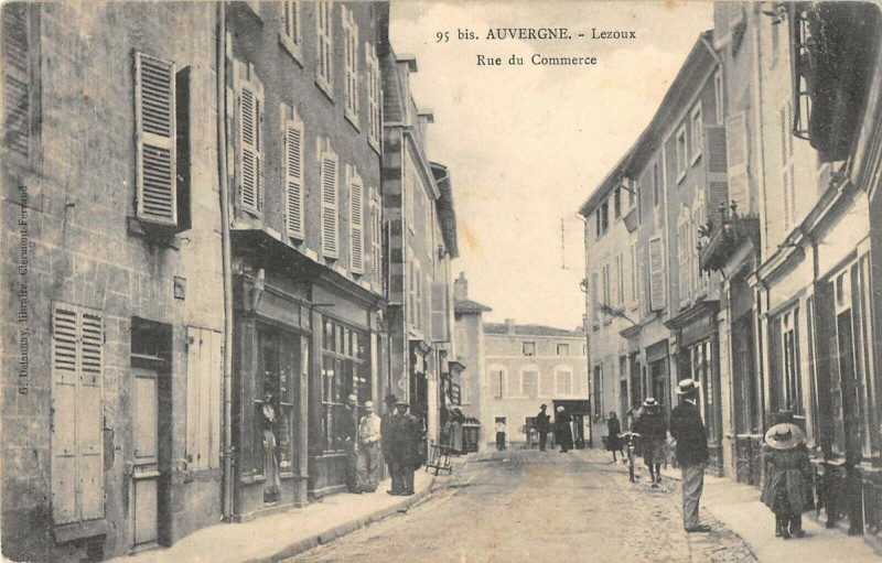 Carte postale ancienne Lezoux Rue Du Commerce à Lezoux