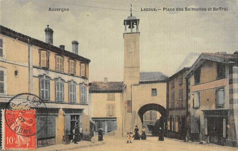 Carte postale ancienne Lezoux Place Des Balmettes Et Beffroi à Lezoux