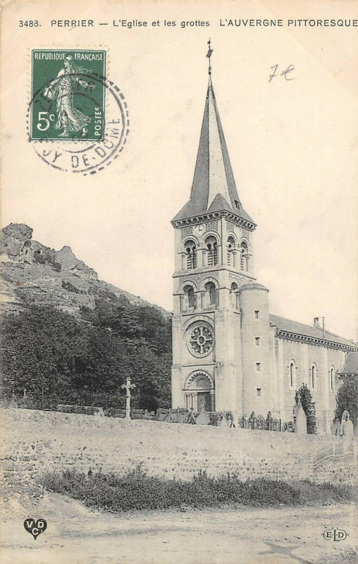 Carte postale ancienne Perrier Eglise Et Grottes à Perrier