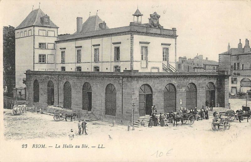 Carte postale ancienne Riom La Halle Au Ble à Riom