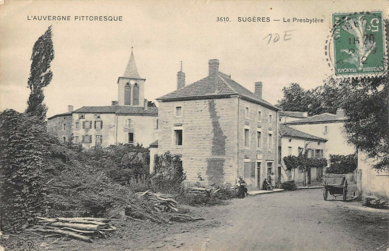 Carte postale ancienne Sugeres Le Presbytere à Sugères