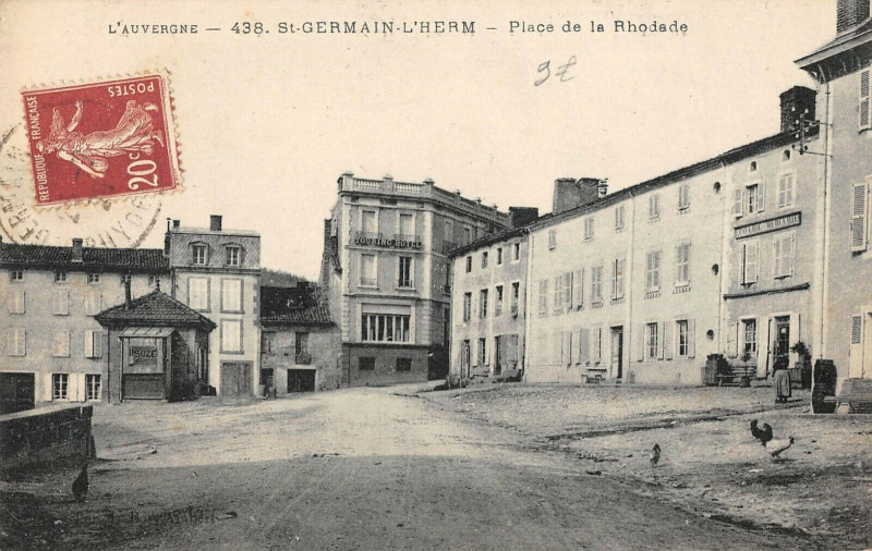 Carte postale ancienne Saint Germain L'Herm Place De La Rhodade à Saint-Germain-l'Herm